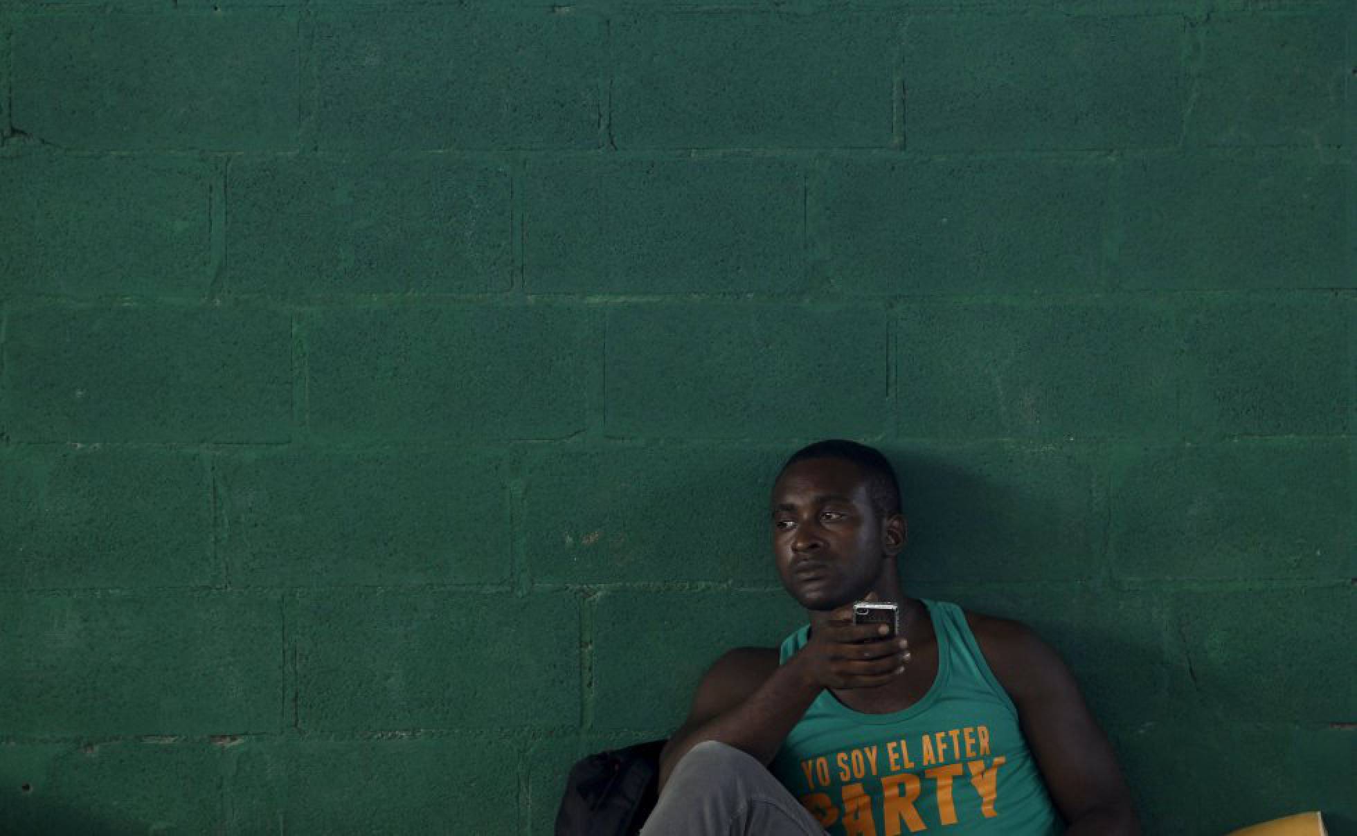 Un migrante cubano descansa en un refugios temporales en la frontera entre Costa Rica y Nicaragua. J. C. ULATE REUTERS