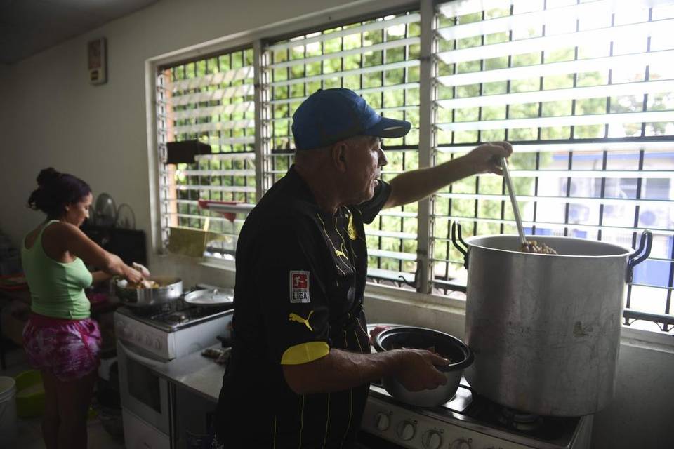 Inmigrantes cubanos cocinan en el refugio Pastoral Social Cáritas Panamá, el 20 de septiembre, 2016, Ciudad de Panamá.Cada mes, cientos de cubanos cruzan en los barcos de la frontera de Colombia a Puerto Obaldía, en Panamá, en su camino hacia los EE.UU.. RODRIGO ARANGUA AFP/Getty Images 
