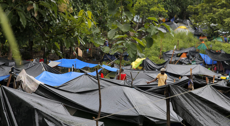 Cerca del puesto fronterizo de Peñas Blancas, un campamento aglutina a centenares de migrantes africanos y haitianos. (MAYELA LÓPEZ)